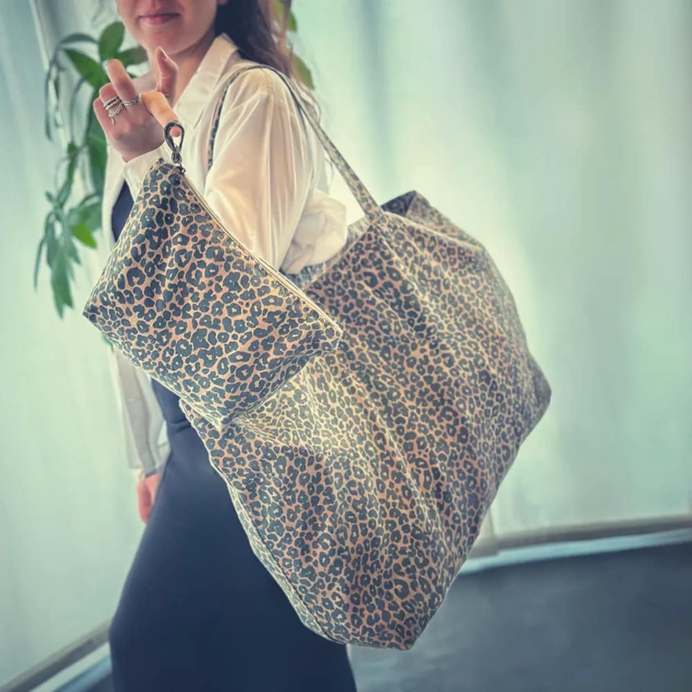 BORSA OVERSIZE LEOPARDATA CON POCHETTE LEOPARDATA RICICLATA INDOSSATA IN LOCATION