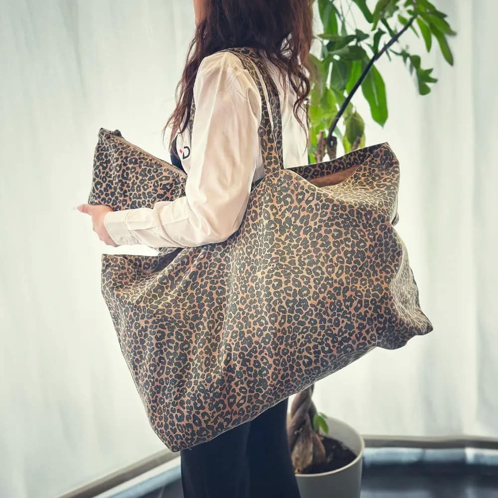IMMAGINE BORSA OVERSIZE LEOPARDATA CON POCHETTE LEOPARDATA RICICLATA INDOSSATA IN LOCATION