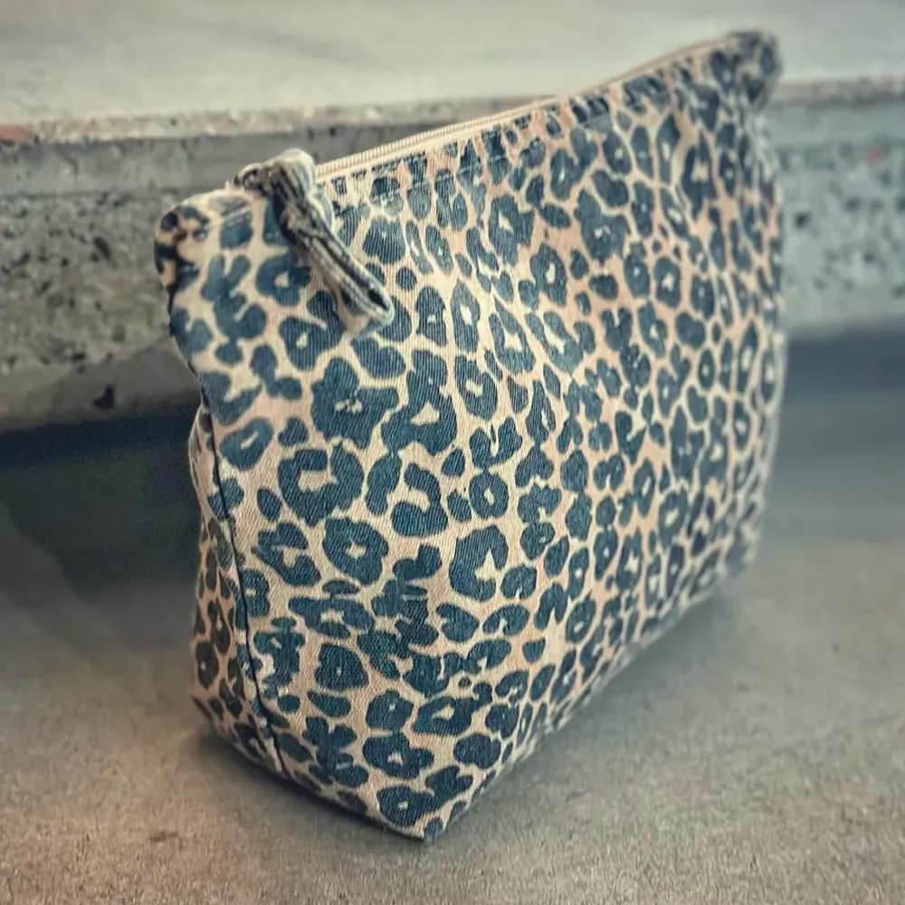 POCHETTE LEOPARDATA RICICLATA IN LOCATION