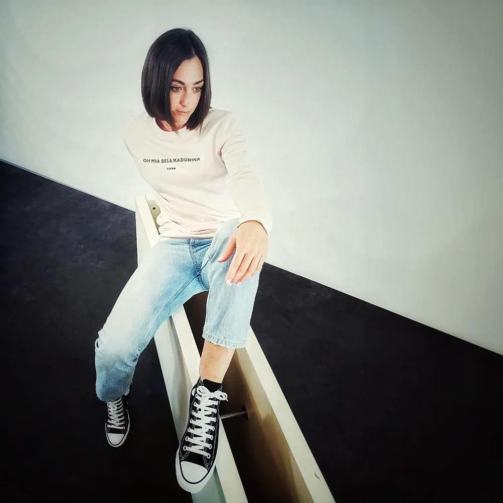 Modella felpa