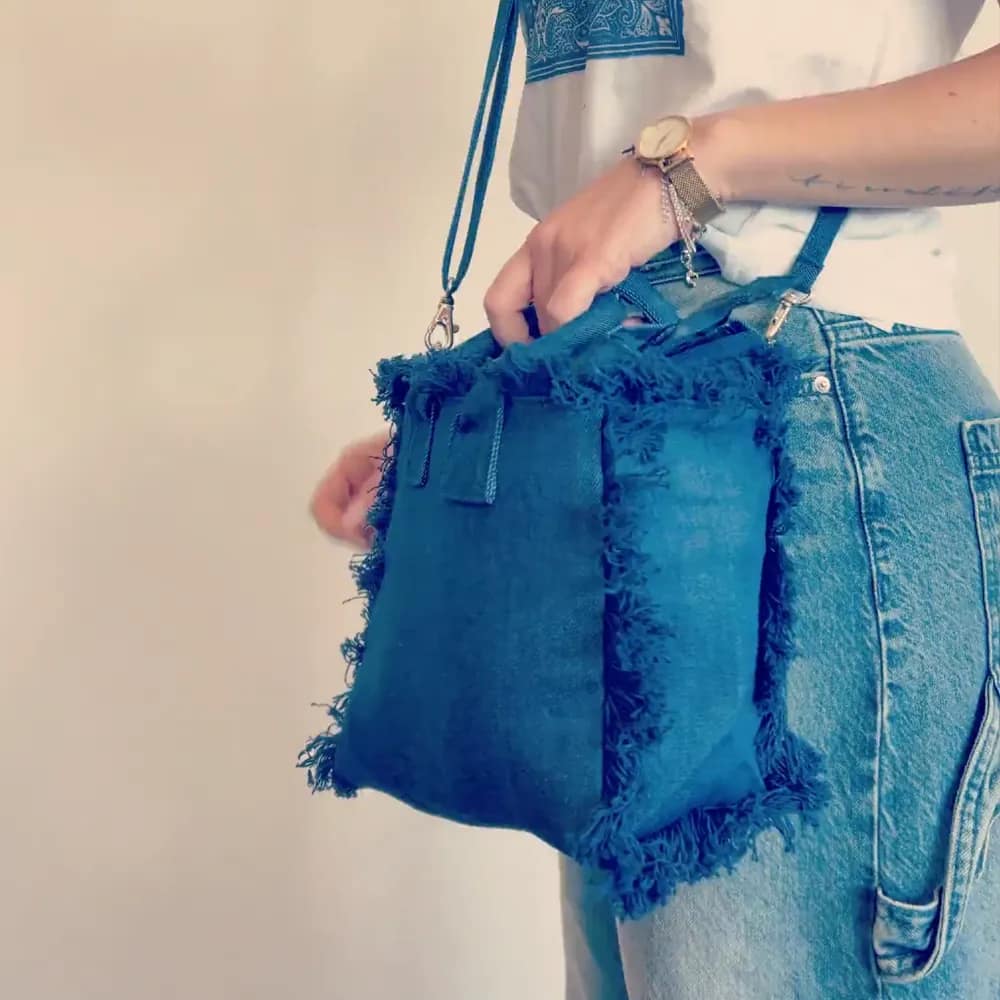 BORSA FRANGE E TRACOLLA BON BON DENIM INDOSSATA DA MODELLA