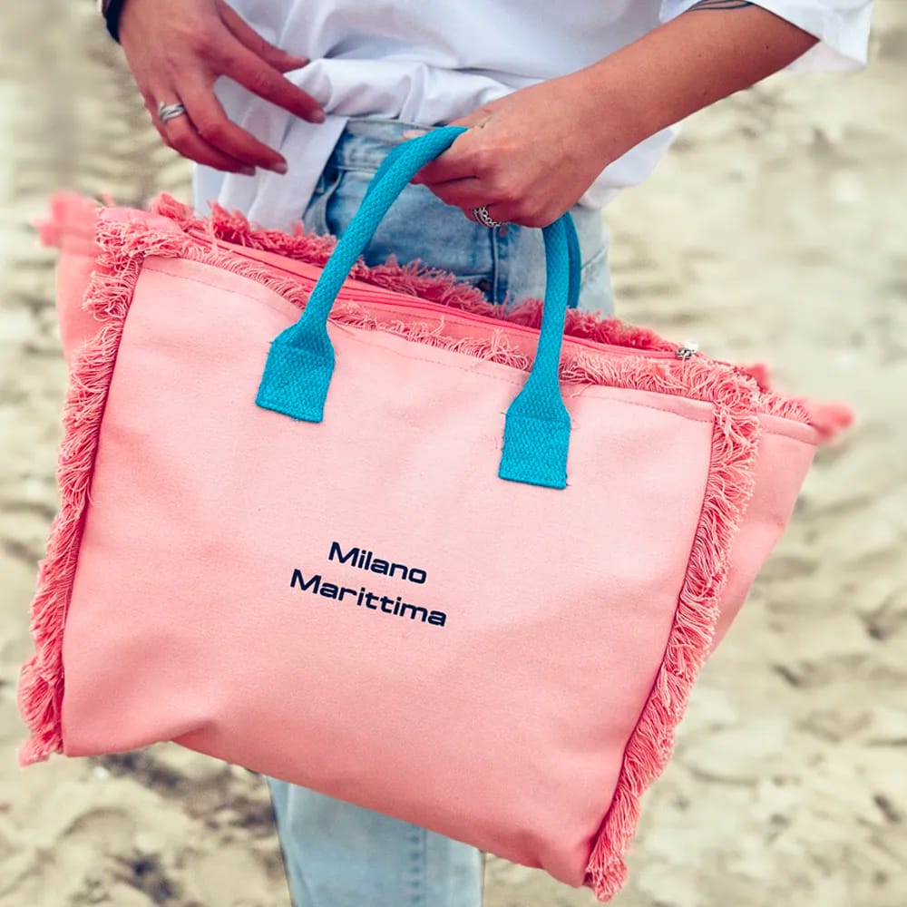 BORSA MARE FRANGE GRANDE ROSA INDOSSATA IN SPIAGGIA
