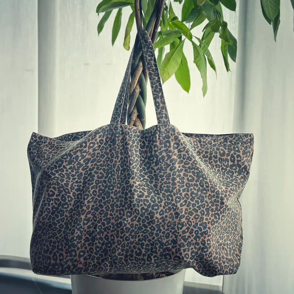 BORSA OVERSIZE LEOPARDATA RICICLATA IN LOCATION