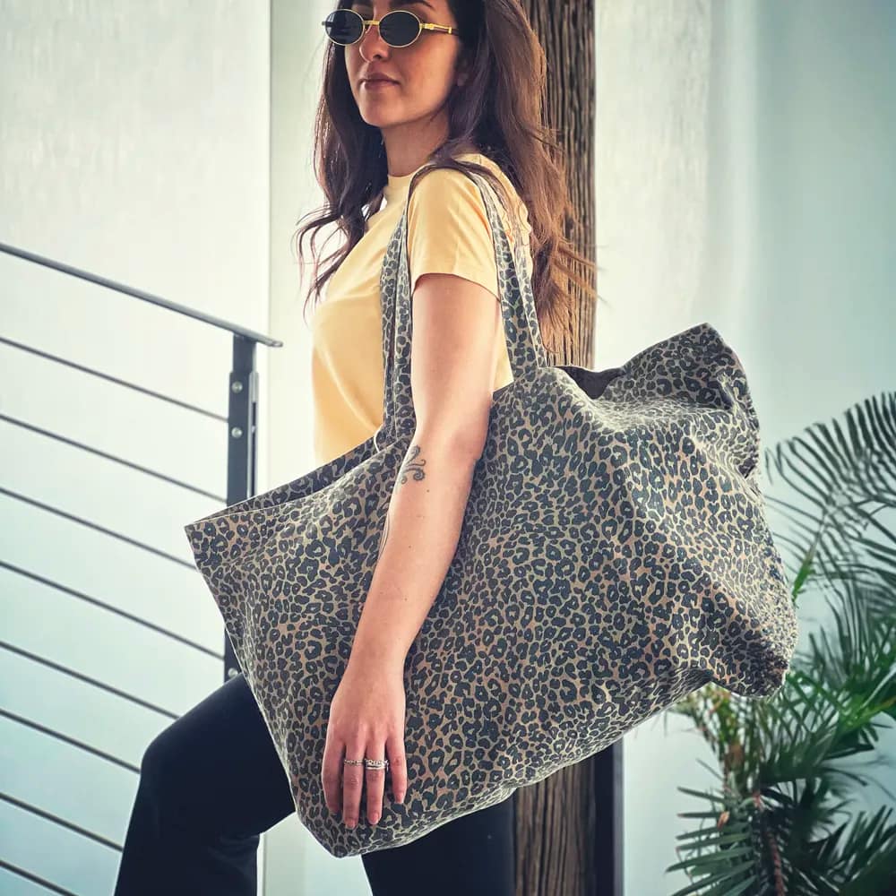 BORSA OVERSIZE LEOPARDATA RICICLATA INDOSSATA IN LOCATION