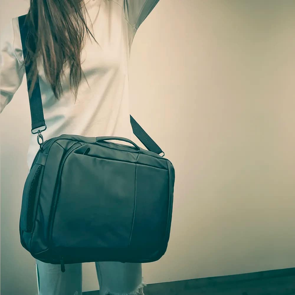 FLY BAG WATERPROOF CON TABLET ASCIUTTO ANCHE SE BAGNATA LA BORSA (2)