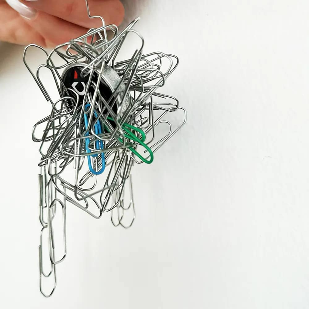 magnete di profilo con molte graffette attaccate