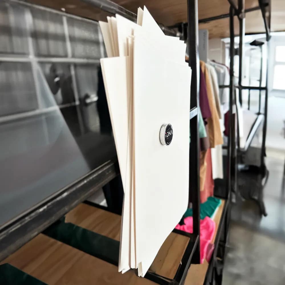 magnete super potente che tiene molti fogliche tiene più cartoni