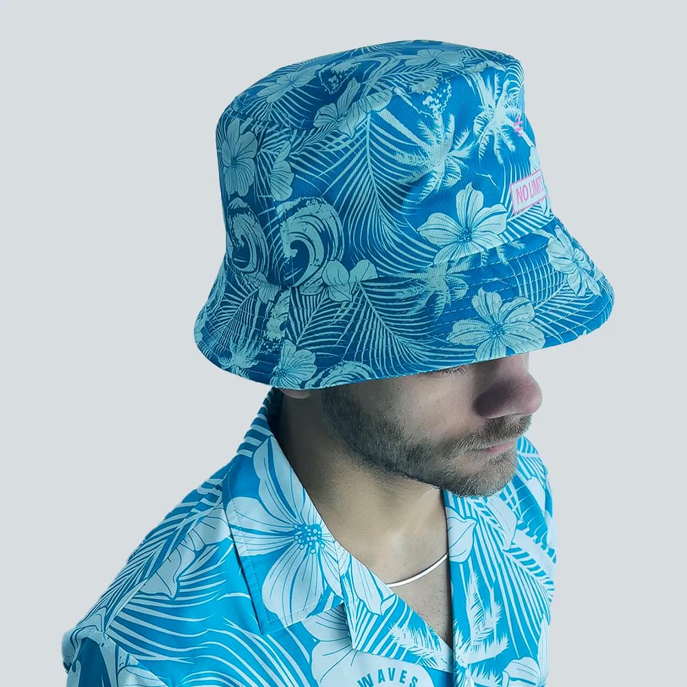 Cappello indossato da sopra