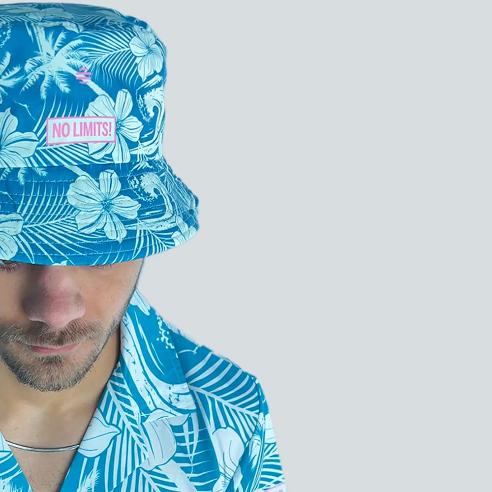 Cappello indossato sopra