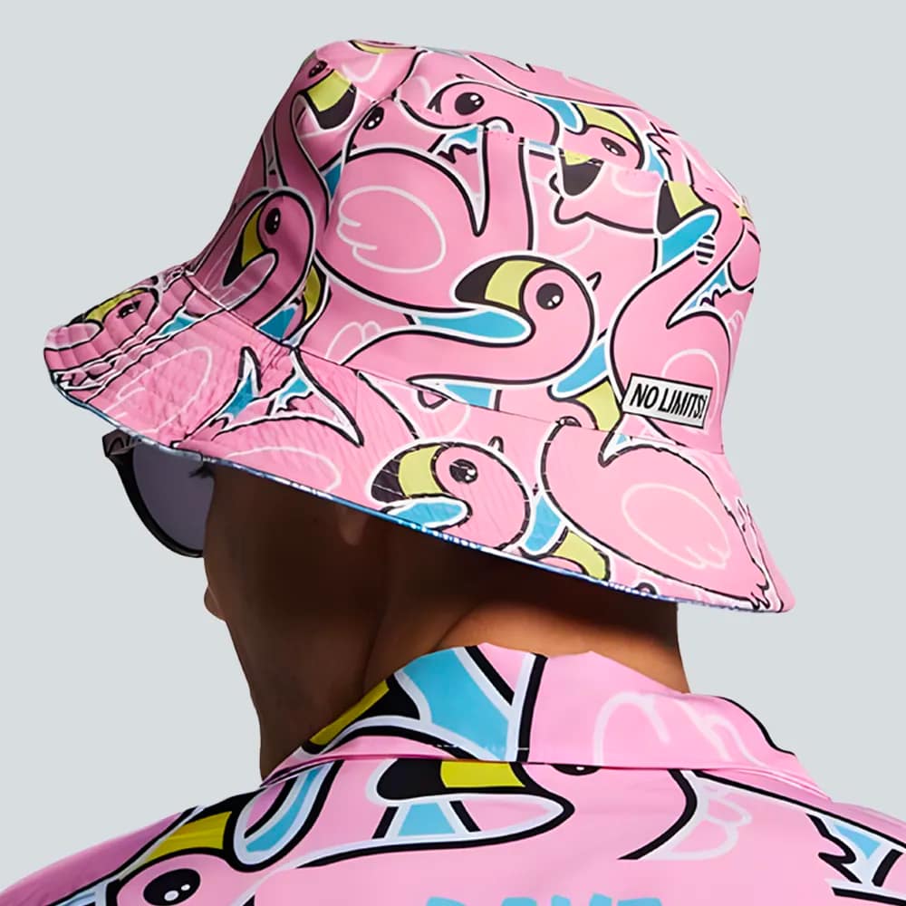 Cappello rosa indossato