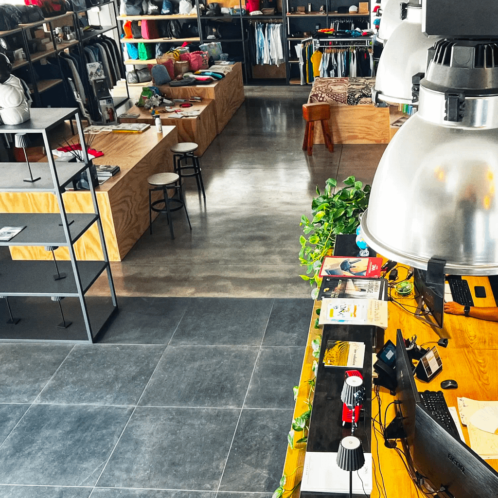 SHOWROOM SITTO VISTO DALLE SCALE