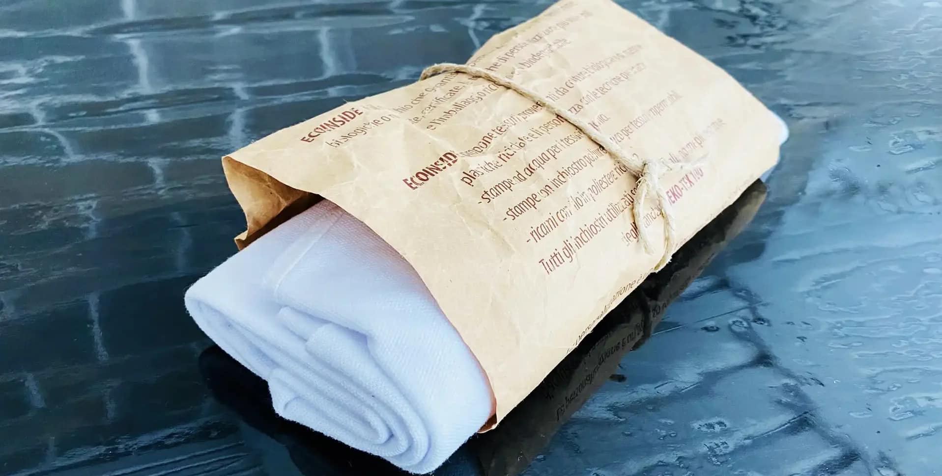 PACKAGING CONFEZIONAMENTO DEDICATO A UNA T-SHIRT