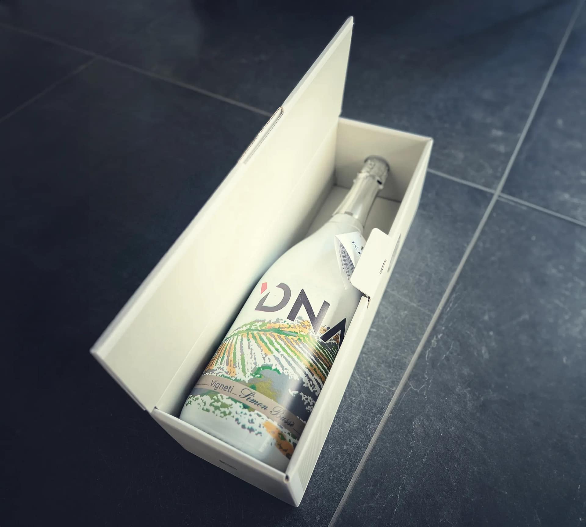 IMMAGINE BOTTIGLIA STAMPATA REALIZZATA E MESSA NELLA SUA SCAYTOLA