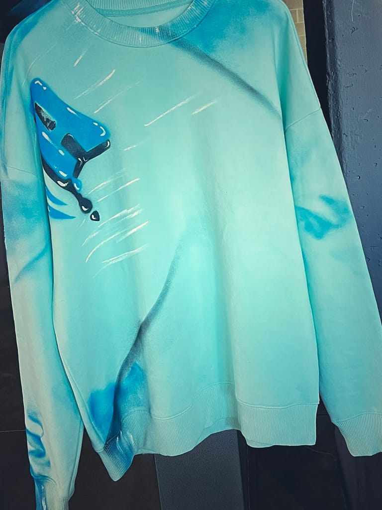 DECORAZIONE FATTA A MANO CON ACRILICO E VERNCE SPRY SU FELPA