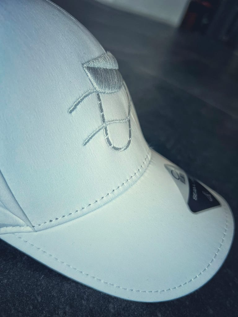 DETTAGLIO RICAMO 3 D CON UNA PARTE A RILIEVO SU CAPPELLO